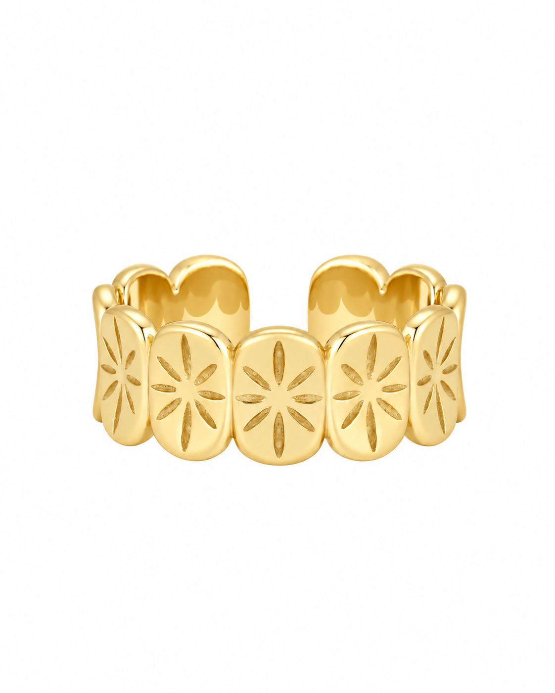 Fortuna gold-plated scalloped ring on a white background